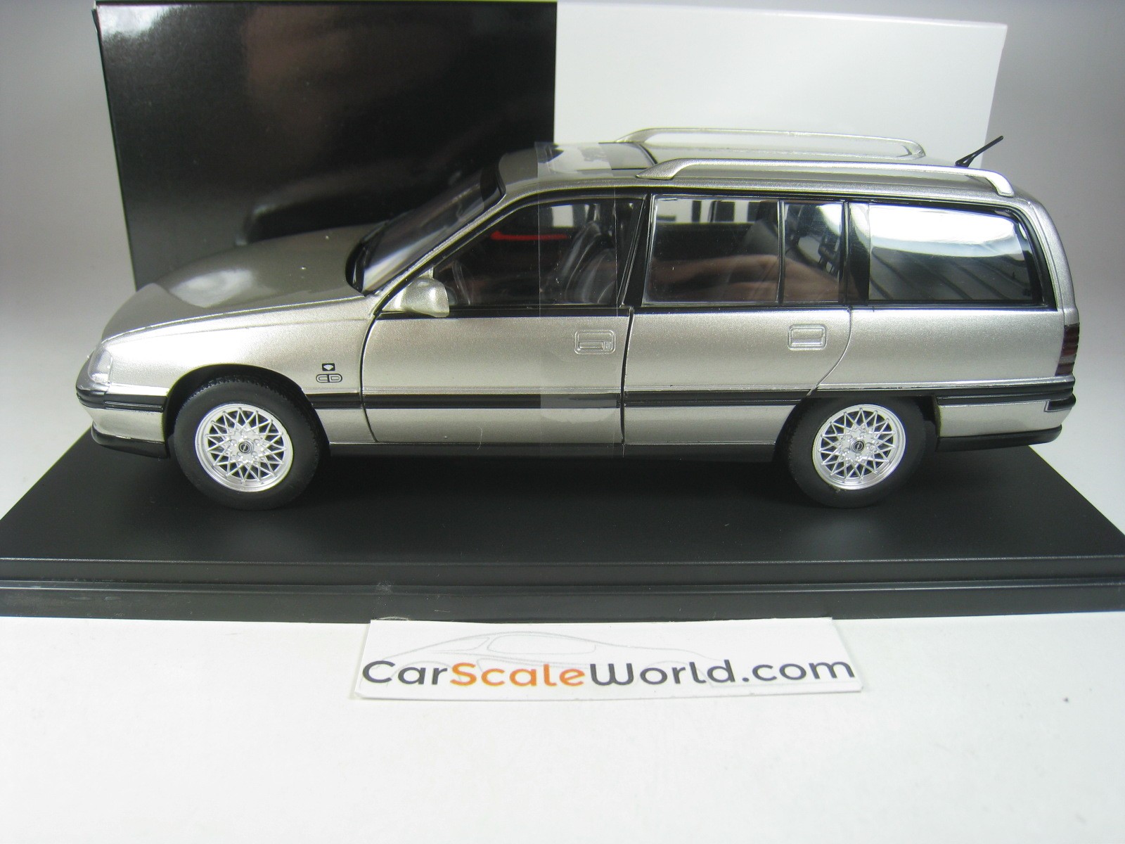 OPEL OMEGA CARAVAN 1990 1 24 WHITEBOX SILVER