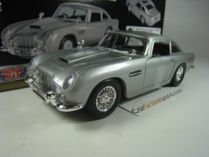 ASTON MARTIN DB5 - GOLDFINGER JAMES BOND 007 - 1/24 MOTORMAX (SILVER)