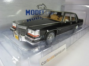 CADILLAC FLEETWOOD BROUGHAM 1982 1/18 MCG (BLACK)