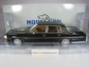 CADILLAC FLEETWOOD BROUGHAM 1982 1/18 MCG (BLACK)