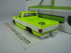 CHEVROLET SILVERADO KAIDO WORKS V1 #112 1/64 MINI GT (FLO YELLOW)