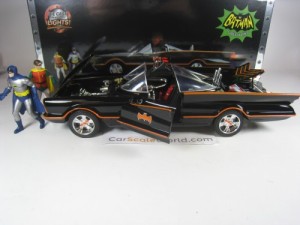 CLASSIC TV SERIES BATMOBILE - BATMAN WITH FIGURES 