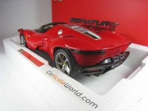 FERRARI DAYTONA SP3 CLOSED 1/18 BBURAGO SIGNATURE SERIES (RED)