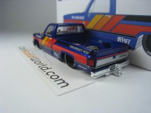 CHEVROLET SILVERADO KAIDO WORKS V2 #099 1/64 MINI GT (BLUE)