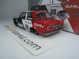 KAIDO HOUSE DATSUN STREET 510 RACING V1 #102 1/64 MINI GT (BLACK/WHITE/RED)