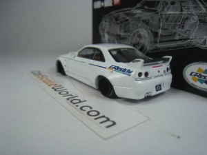 KAIDO WORKS NISSAN SKYLINE GT-R R33 V1 GREDDY #113 1/64 MINI GT (WHITE)