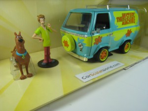 MYSTERY MACHINE WITH SHAGGY AND SCOOBY DOO 1/24 JA