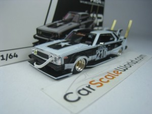 NISSAN SKYLINE C210 BOSOZOKU STYLE 1/64 POP RACE (WHITE/BLACK)