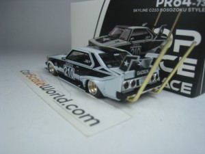 NISSAN SKYLINE C210 BOSOZOKU STYLE 1/64 POP RACE (WHITE/BLACK)