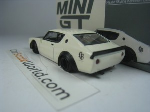 NISSAN SKYLINE KENMERI LIBERTY WALK 1/64 MINI GT (WHITE)