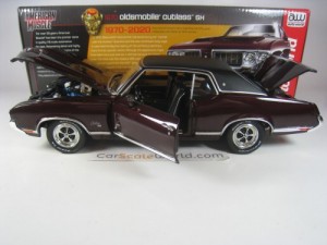 OLDSMOBILE CUTLASS SX 1970 1/18 AUTOWORLD (BURGUNDY MIST)