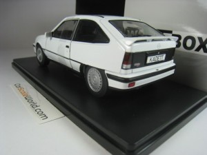 OPEL KADETT GSI 1985 1/24 WHITEBOX (WHITE)