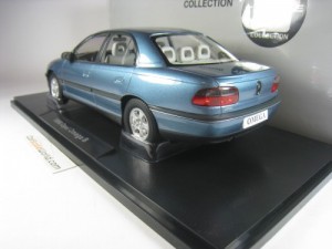 OPEL OMEGA B 1996 1/18 TRIPLE9 (POLAR BLUE METALLIC)