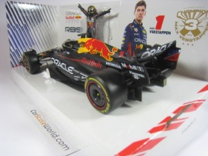 ORACLE RED BULL RACING RB19 WITH MAX VERSTAPPEN FIGURE 1/24 BBURAGO