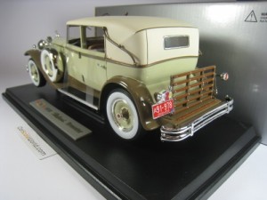 PACKARD BREWSTER 1930 1/18 SIGNATURE MODELS (CREAM)