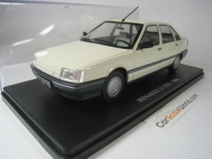 RENAULT 21 GTS 1986 1/24 IXO HACHETTE (WHITE) WITH BLISTER