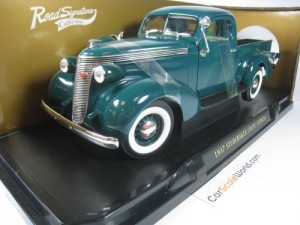 STUDEBAKER COUPE EXPRESS 1937 1/18 ROAD SIGNATURE - LUCKY DIECAST (GREEN)
