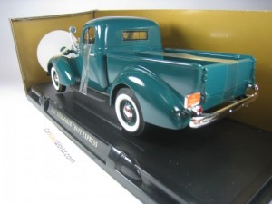STUDEBAKER COUPE EXPRESS 1937 1/18 ROAD SIGNATURE - LUCKY DIECAST (GREEN)