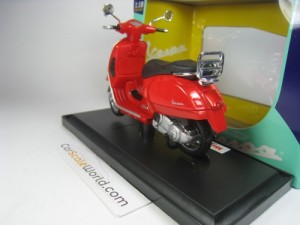 VESPA GTS 300 2017 1/18 MAISTO (RED)