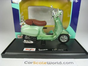 VESPA LXV 2013 1/18 MAISTO (GREEN)