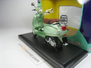 VESPA LXV 2013 1/18 MAISTO (GREEN)