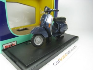 VESPA P150X 1978 1/18 MAISTO (BLUE)