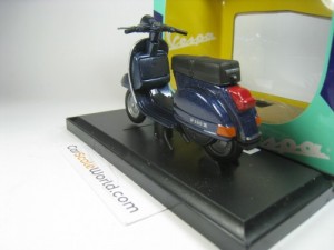 VESPA P150X 1978 1/18 MAISTO (BLUE)