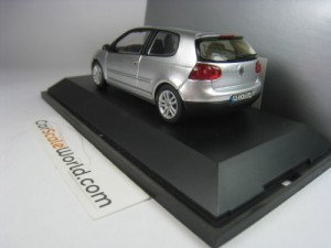 VOLKSWAGEN GOLF V 1/43 SCHUCO (SILVER METALLIC)